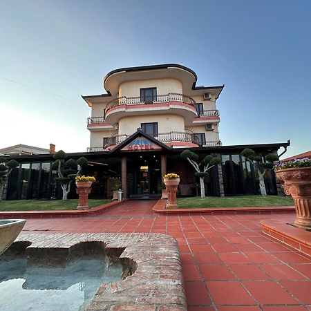 Drini Hotel Rrashbull エクステリア 写真