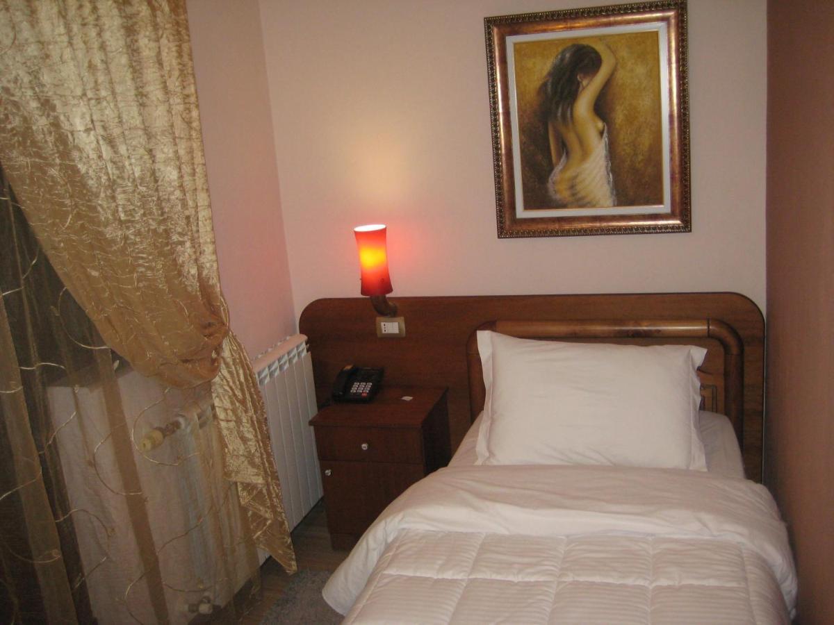 Drini Hotel Rrashbull エクステリア 写真