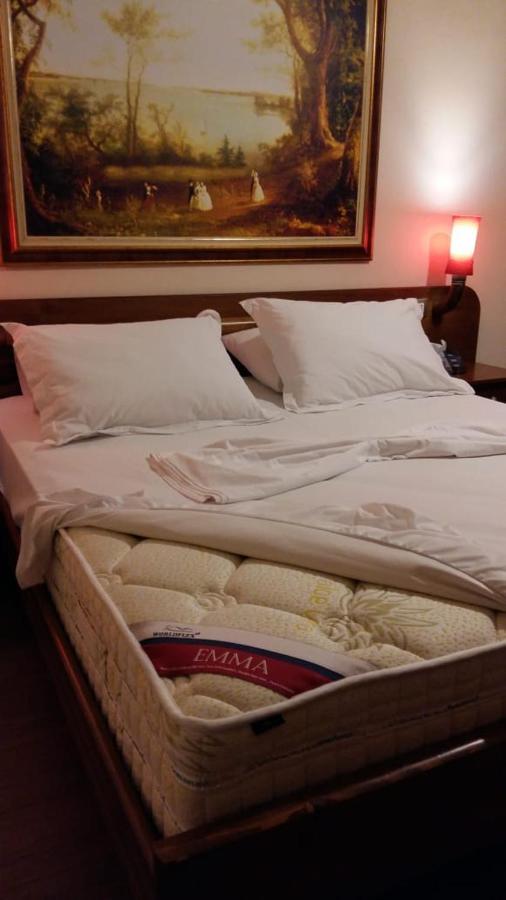 Drini Hotel Rrashbull エクステリア 写真