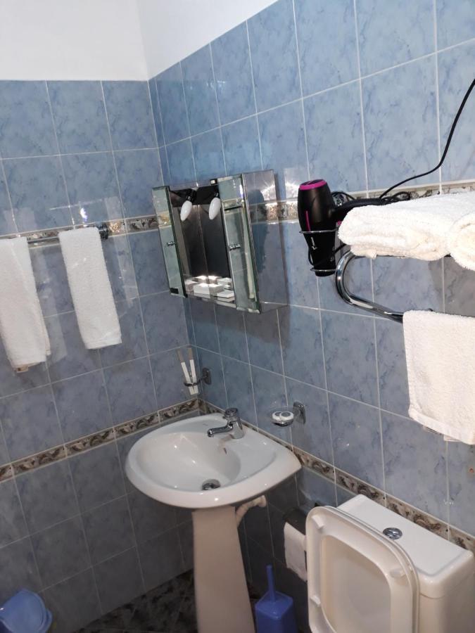 Drini Hotel Rrashbull エクステリア 写真